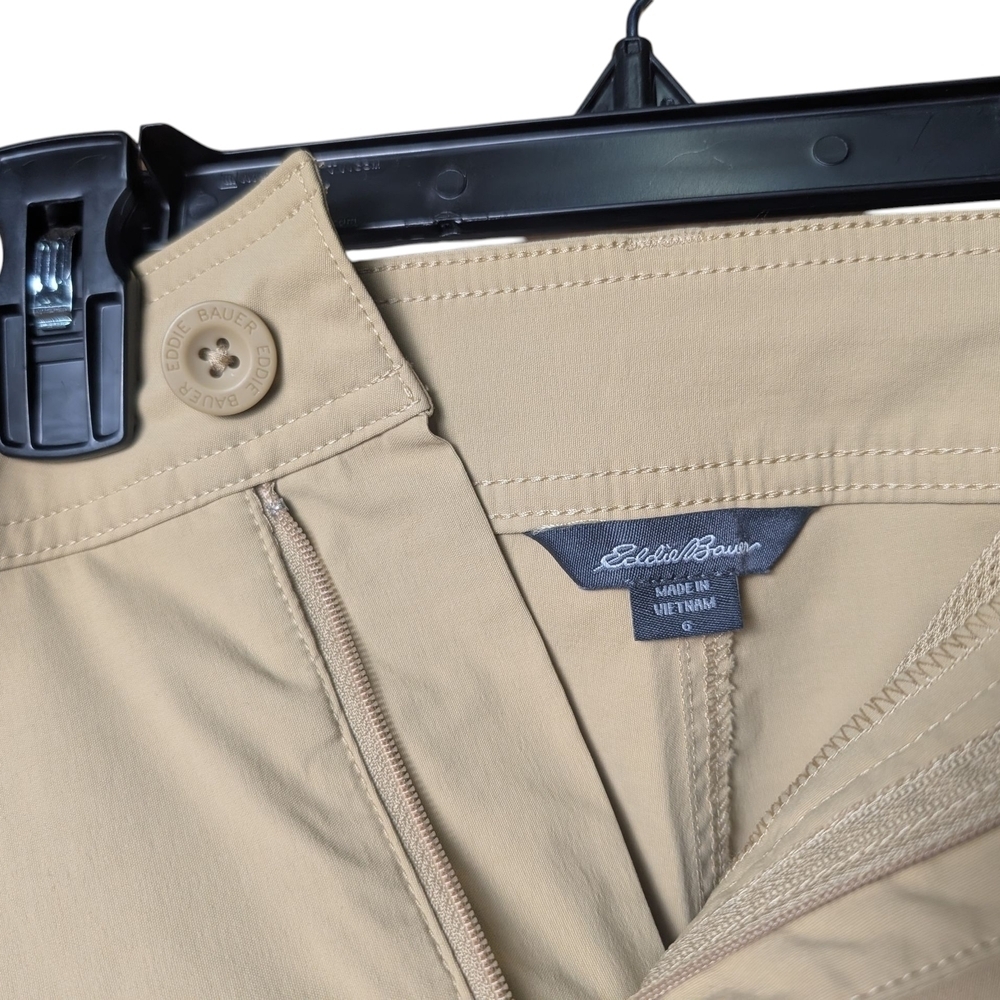 Eddie Bauer Khaki Beige Cargo Shorts Women's 6 Like New Condition Pockets Zipper - Picture 4 of 9